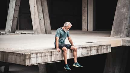 Depression Alter Mann Läufer Laufen kann gegen die Symptome einer Depression helfen. Wir erklären, warum Bewegung gut für die Psyche ist.