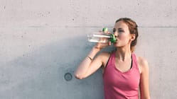 Läuferin trinkt Läuferin trinkt