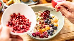 Müsli mit Früchten zum Frühstück