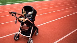 Laufen und Familie verbinden: Kinderwagen auf der Laufbahn