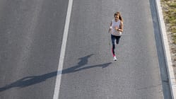 Eine ambitionierte Läuferin beim Training auf der Straße (Aufnahme von schräg oben) – Trainingsplan Marathon unter 3:50 Stunden