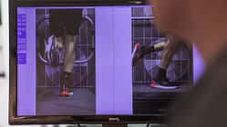Laufstilanalyse: Eine Person betrachtet auf einem Monitor Aufnahmen eines Läufers.
