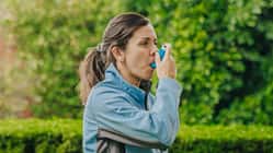 Eine Läuferin benutzt Asthmaspray.