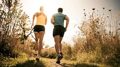 Eine Frau und ein Mann beim gemeinsamen Lauftraining