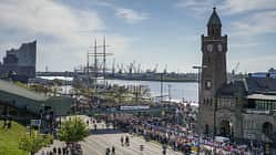 Läufer und Zuschauer beim Hamburg Marathon, im Hintergrund St.-Pauli-Elbtunnel und Elbphilharmonie. Läufer und Zuschauer beim Hamburg Marathon, im Hintergrund St.-Pauli-Elbtunnel und Elbphilharmonie.