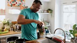 Die Läufer-Diät: Ein Sportler bereitet sich in der Küche einen Smoothie zu.