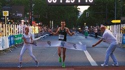 Valentin Pfeil gewinnt die City-Night in Berlin