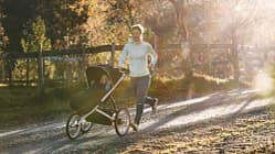 Profiläuferin Emilie Forsberg läuft mit einem Laufkinderwagen.