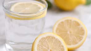 Zitrone, Wasser, Wasserglas Zitronenwasser