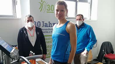 Anne Stephan vor ihrem 100-km-Weltrekord auf dem Laufband