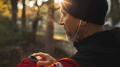 Läufer startet vor dem Lauf seine Uhr
