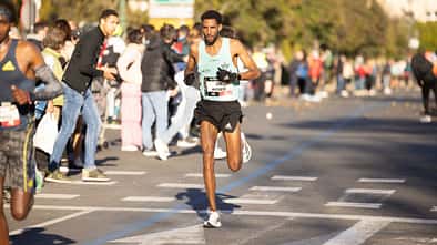 Amanal Petros beim Valencia-Marathon 2022