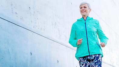 Glückliche und fitte ältere Läuferin