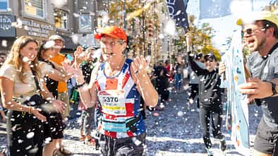 Nach einer "erfrischenden" Konfetti-Dusche läuft sich ein Marathon gleich leichter