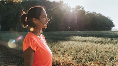 Trainingsplan für den Laufeinstieg. Läuferin blickt optimistisch in die Ferne.