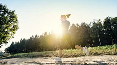 Frau beim Lauftraining am Morgen