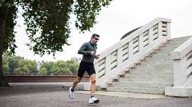 Fitter mittelalter Mann beim Joggen