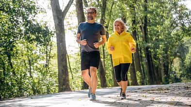 Ausdauersport: Ein Mann und eine Frau joggen gemeinsam