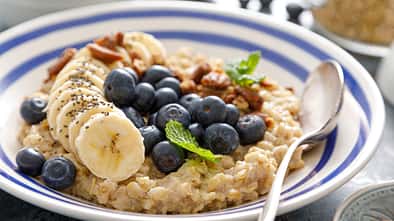Gesundes Läuferfrühstück: Overnight Oats mit frischem Obst.