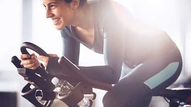 Junge Frau beim Spinning