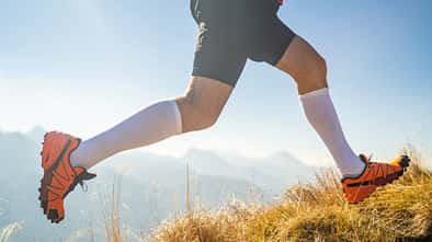 Nahansicht auf Läuferbeine in der Bewegung mit Kompressionsstrümpfen