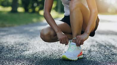 Läuferin schnürt ihre Laufschuhe