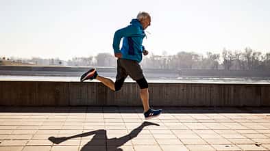 Sportlicher alter Mann beim Lauftraining