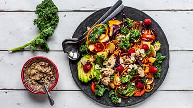 Verschiedene, bunte Lebensmittel auf einem Teller angerichtet