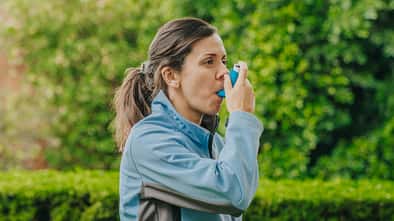 Eine Läuferin benutzt Asthmaspray.