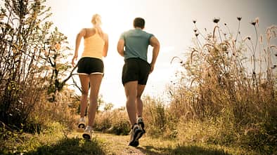 Eine Frau und ein Mann beim gemeinsamen Lauftraining