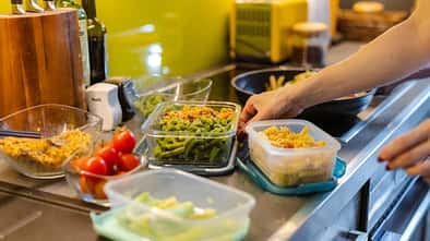 Meal Prep: Eine Person bereitet in der Küche Mahlzeiten zum Aufbewahren oder Mitnehmen vor.