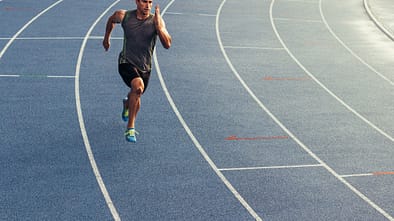 Ein Athlet beim Sprinttraining auf einer Laufbahn