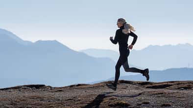 Höhentraining: Eine Läuferin trainiert in den Bergen.