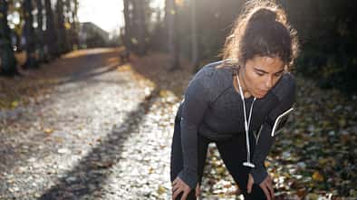 Erschöpfte Läuferin nach dem Training