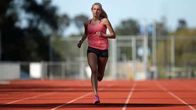 Läuferin beim intensiven Training auf der Laufbahn