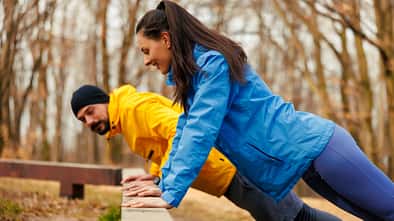 Oberkörpertraining für Läufer: Liegestütz auf der Laufstrecke