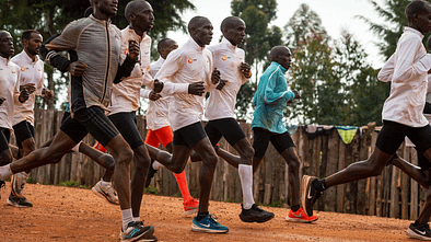 Eliud Kipchoge (3. von rechts) bereitet sich in Kenia auf das Rennen in Wien vor.