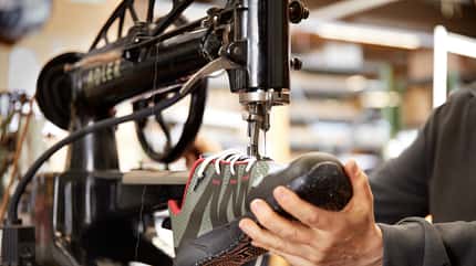 Traditionelle Singer-Nähmaschine und moderner Laufschuh von Joe Nimble Traditionelle Singer-Nähmaschine und moderner Laufschuh von Joe Nimble