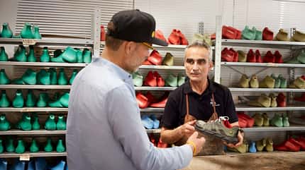 Schuhmacher Rafael Mora Garcia vor einem Regal mit Leisten Schuhmacher Rafael Mora Garcia vor einem Regal mit Leisten