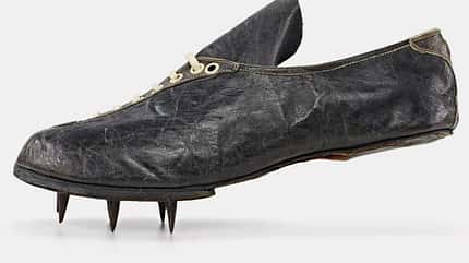Adi Dasslers erster Dornenschuh für die (Aschen-)Laufbahn Adi Dasslers erster Dornenschuh für die (Aschen-)Laufbahn