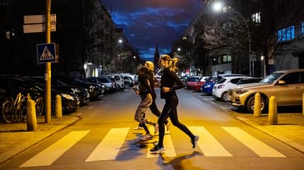 Eine Gruppe Frauen läuft nachts durch die Stadt Eine Gruppe Frauen läuft nachts durch die Stadt