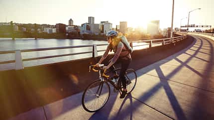 Junge Frau fährt mit dem Fahrrad.