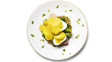 Quinoa Läuferküche Eggs Benedict auf Quinoa-Muffins