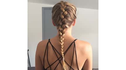 Frau mit französischem Zopf Frau mit französischem Zopf