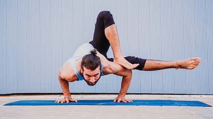 Sportler mit Dutt beim Yoga Sportler mit Dutt beim Yoga