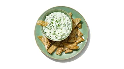 Feta-Koriander-Dip-mit-Pita-Chips Feta-Koriander-Dip-mit-Pita-Chips