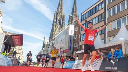 Köln-Marathon 1. Oktober 2023, Team PUMA x RUNNER'S WORLD Am Dom vorbei, über die Ziellinie und jubeln