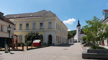 Das Schloss und die katholische Kirche in Purkersdorf bei Wien