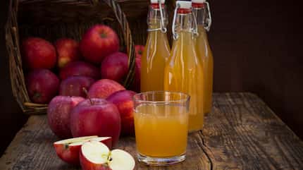Selbstgemachter, naturtrüber Apfelsaft