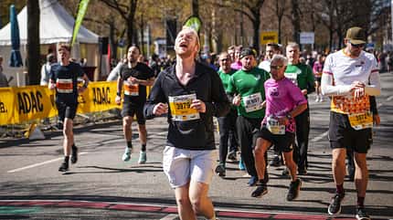 Erfolgreicher Zieleinlauf zweiter Erstlinge (gelbe Startnummer) beim Hannover-Marathon 2025 Erfolgreicher Zieleinlauf zweiter Erstlinge (gelbe Startnummern) beim Hannover-Marathon 2025